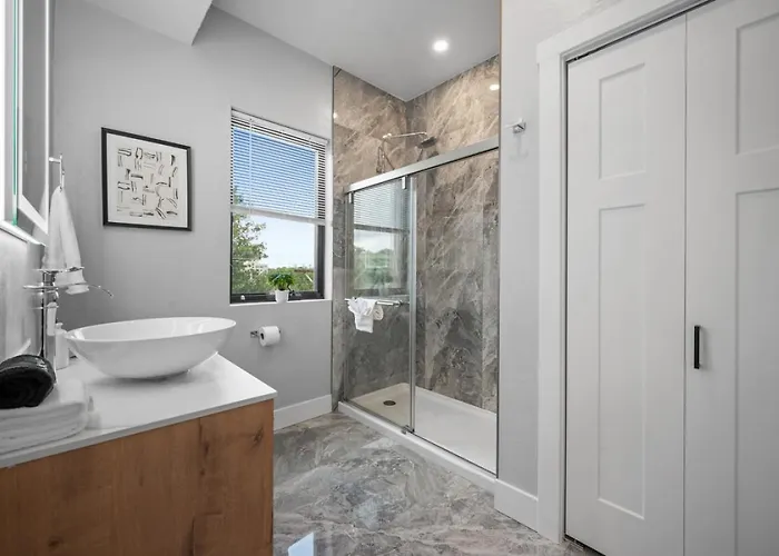 Pfr - Highland, 3br 2ba Shadyside Condo, Penthouse Unit, 2 Decks, Off-street Parking, 4th Floor Walkup Apartment