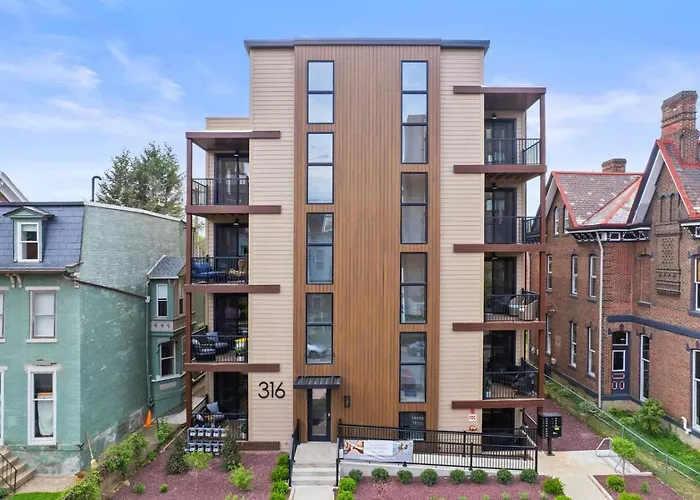 Apartment Pfr - Highland, 3br 2ba Shadyside Condo, Penthouse Unit, 2 Decks, Off-street Parking, 4th Floor Walkup