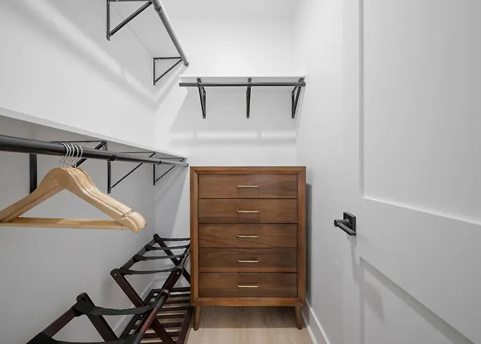 Pfr - Highland, 3br 2ba Shadyside Condo, Penthouse Unit, 2 Decks, Off-street Parking, 4th Floor Walkup Pittsburgh