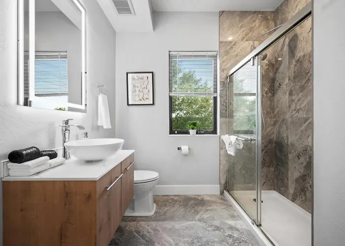 Apartment Pfr - Highland, 3br 2ba Shadyside Condo, Penthouse Unit, 2 Decks, Off-street Parking, 4th Floor Walkup Pittsburgh
