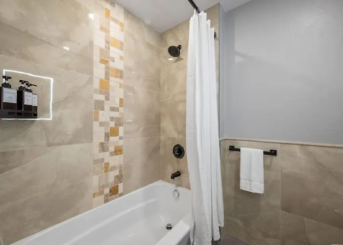 Apartment Pfr - Highland, 3br 2ba Shadyside Condo, Penthouse Unit, 2 Decks, Off-street Parking, 4th Floor Walkup *