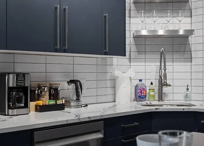 Pfr - Highland, 3br 2ba Shadyside Condo, Penthouse Unit, 2 Decks, Off-street Parking, 4th Floor Walkup Apartment Pittsburgh