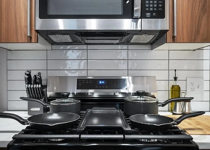 Pfr - Highland, 3br 2ba Shadyside Condo, Penthouse Unit, 2 Decks, Off-street Parking, 4th Floor Walkup *