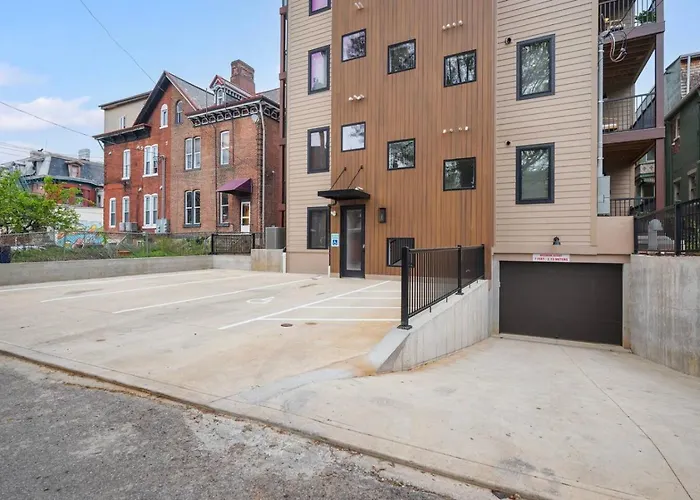 Pfr - Highland, 3br 2ba Shadyside Condo, Penthouse Unit, 2 Decks, Off-street Parking, 4th Floor Walkup Apartment Pittsburgh